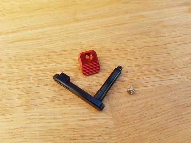 RetroArms CNC Lippaan lukitusvipu AR15 - A (punainen)