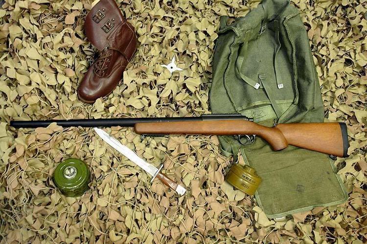 MB03A pulttilukkoinen tarkkuuskivääri - puuimitaatio